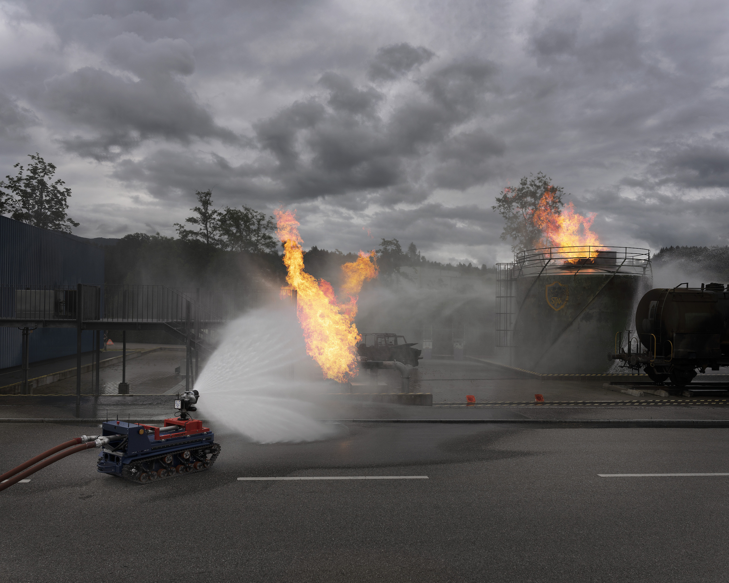 This tracked robot can support the work of fire-fighters during a fire. Pulsed Power Systems AG, Wallbach.